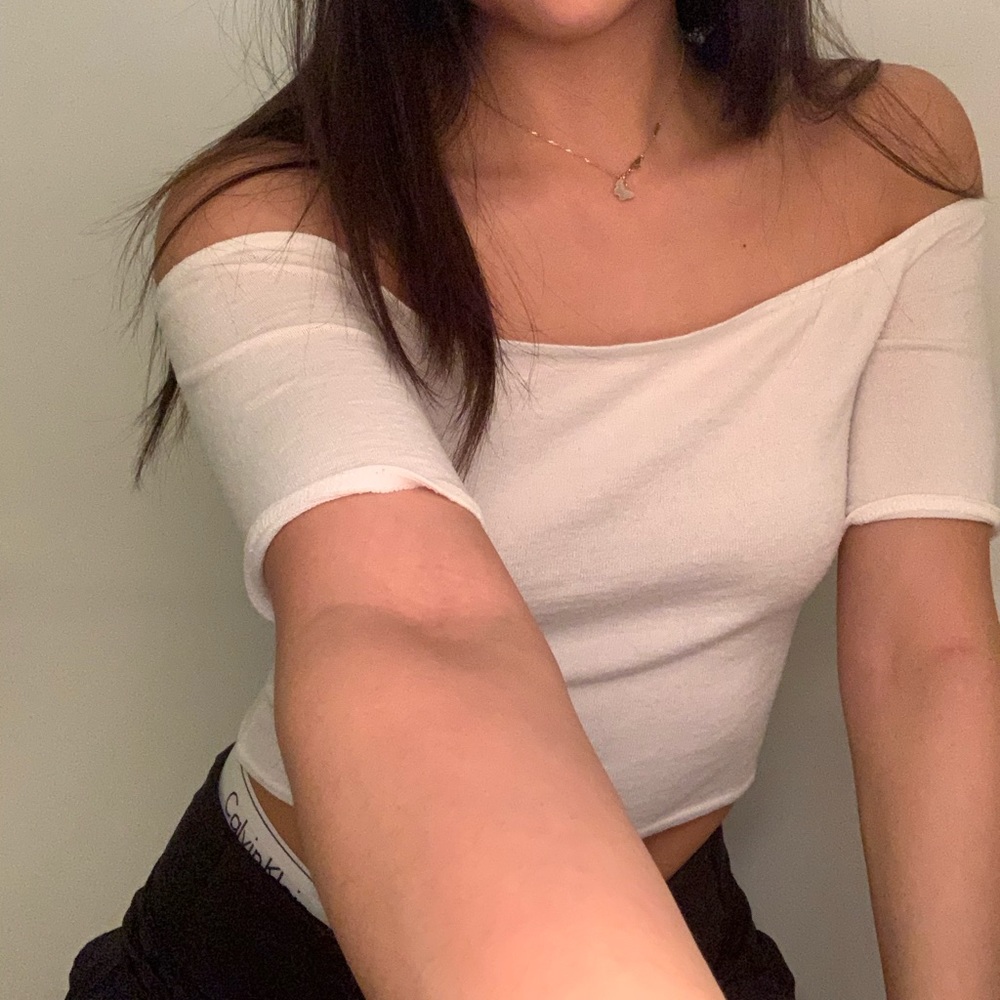 Aritzia off the shoulder white cropped top